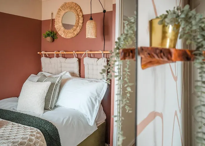 4-Bed Cotswold Getaway With Hot Tub & Gaming Room