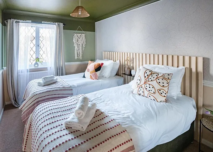 4-Bed Cotswold Getaway With Hot Tub & Gaming Room