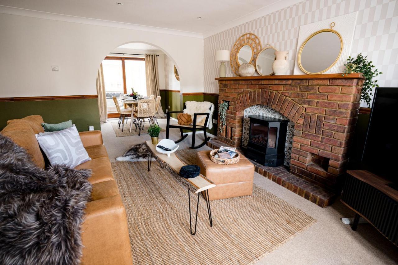 4-bed Cotswold Getaway With Hot Tub & Gaming * Churchdown