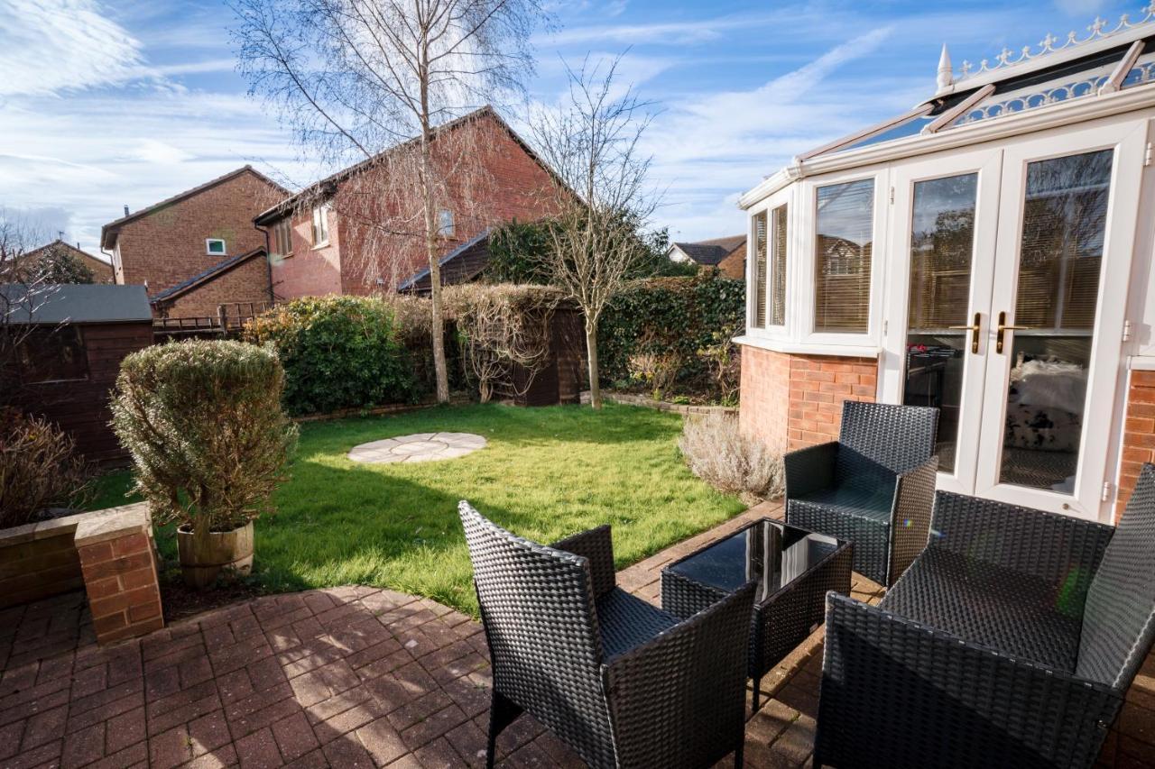 Holiday home 4-bed Cotswold Getaway With Hot Tub & Gaming *