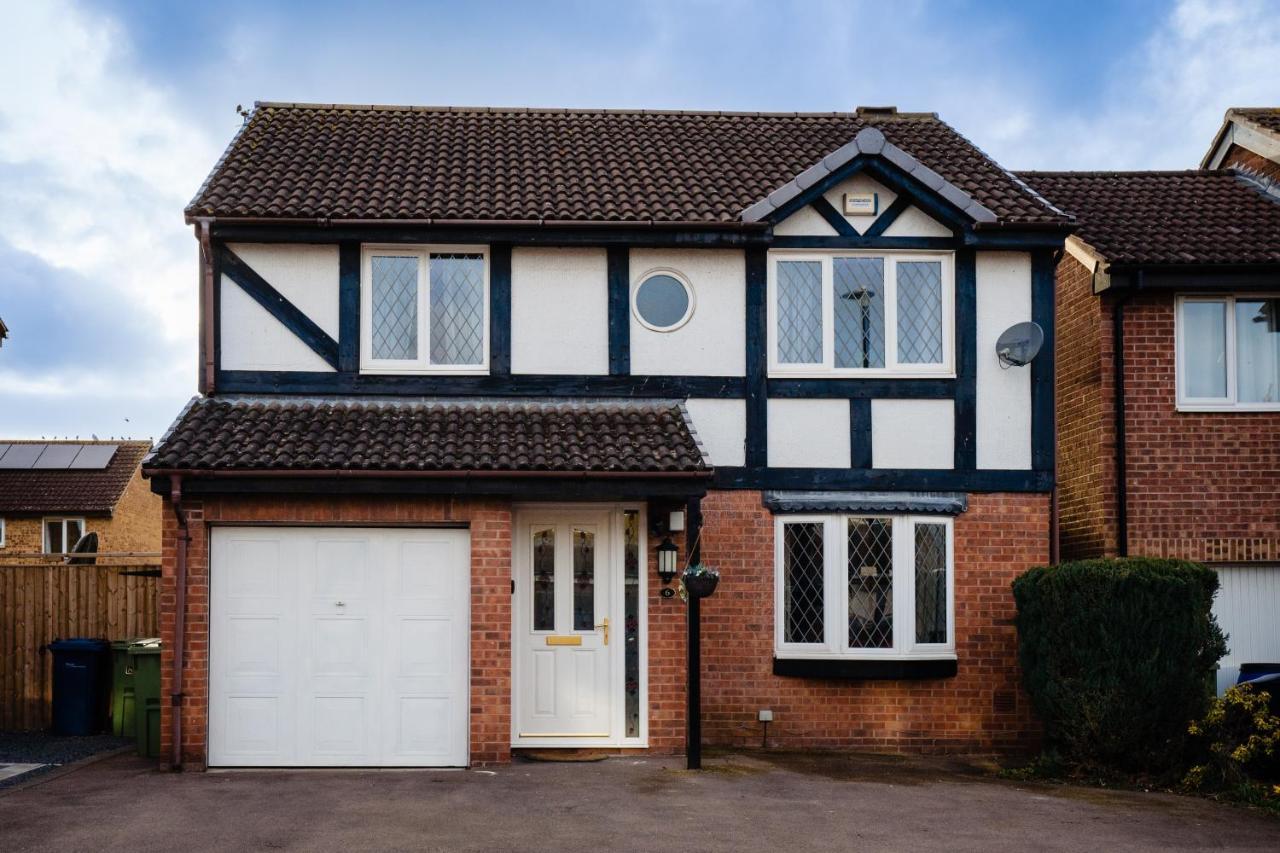 4-bed Cotswold Getaway With Hot Tub & Gaming