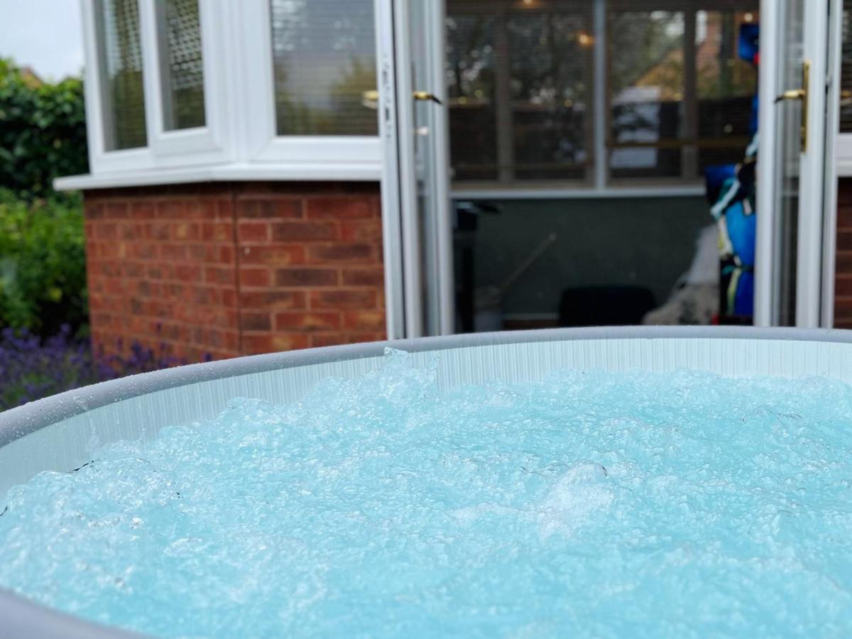 4-bed Cotswold Getaway With Hot Tub & Gaming * Churchdown