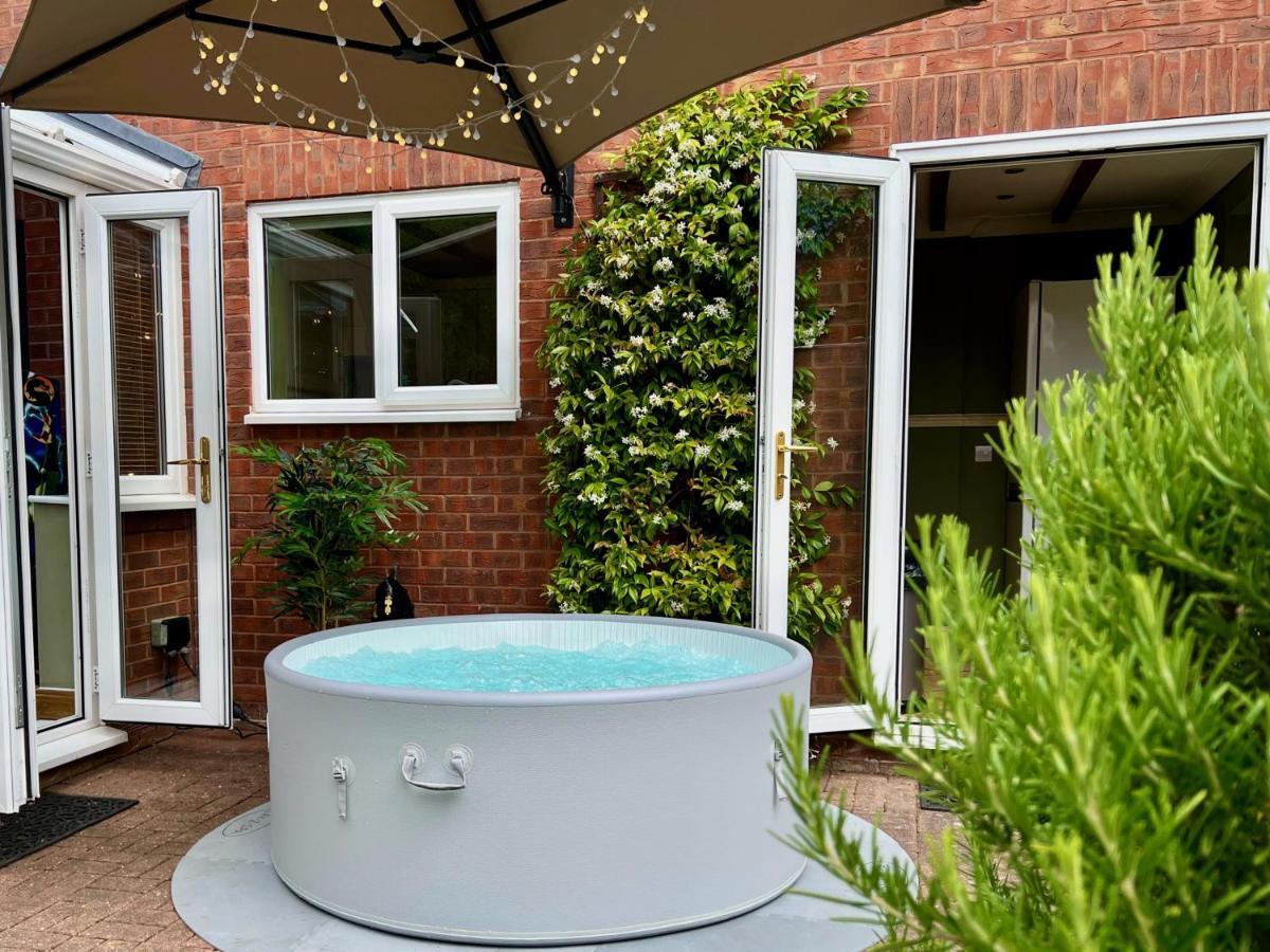 Holiday home 4-bed Cotswold Getaway With Hot Tub & Gaming *