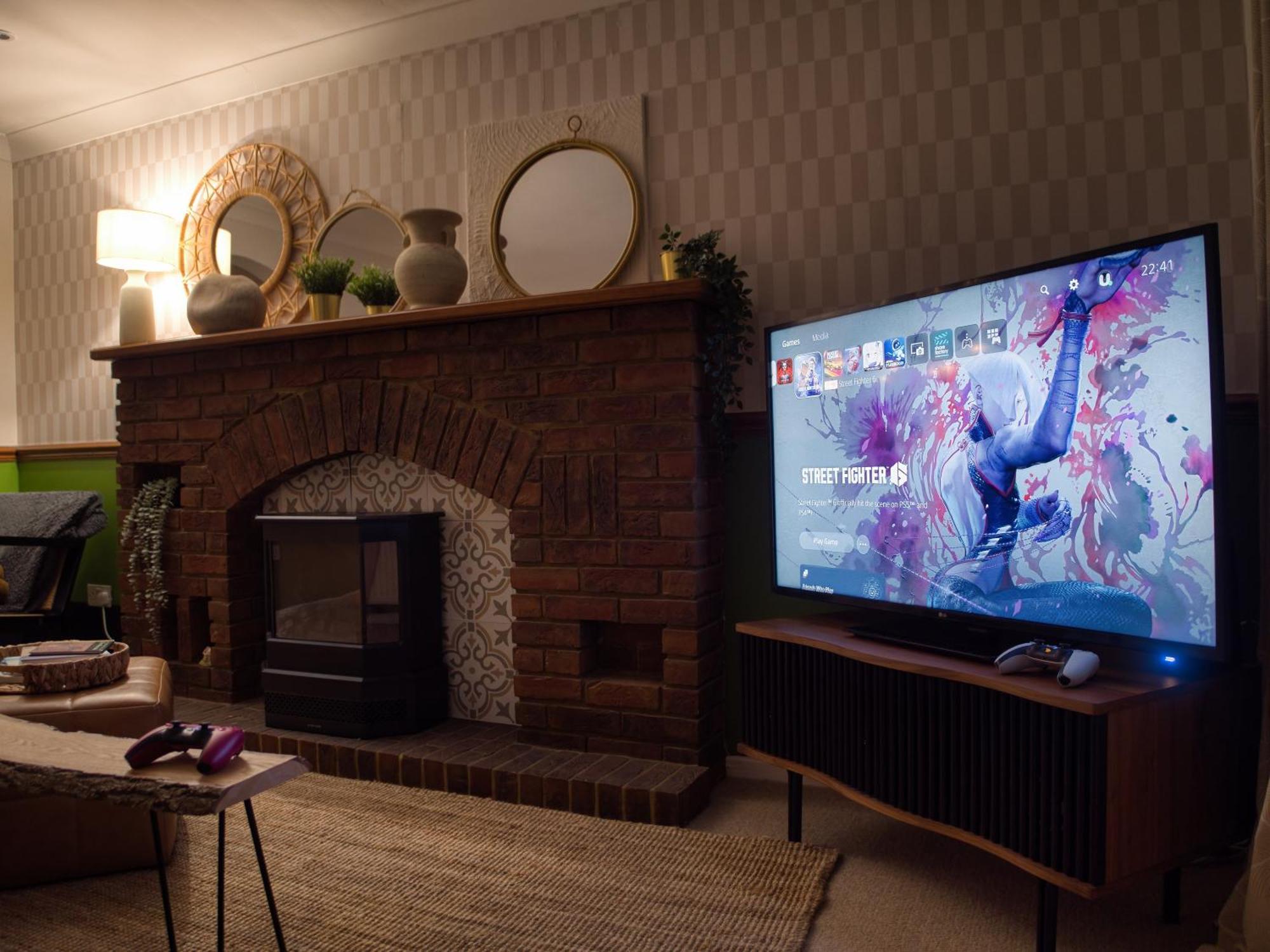 4-bed Cotswold Getaway With Hot Tub & Gaming Holiday home Churchdown