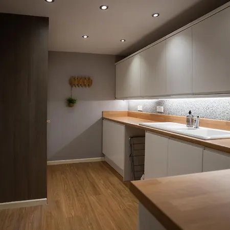 4-Bed Cotswold Getaway With Hot Tub & Gaming Room Churchdown Esterno foto