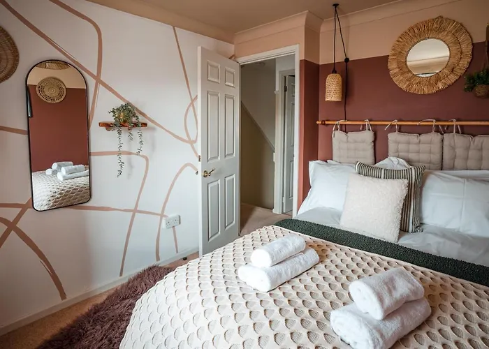4-Bed Cotswold Getaway With Hot Tub & Gaming Room