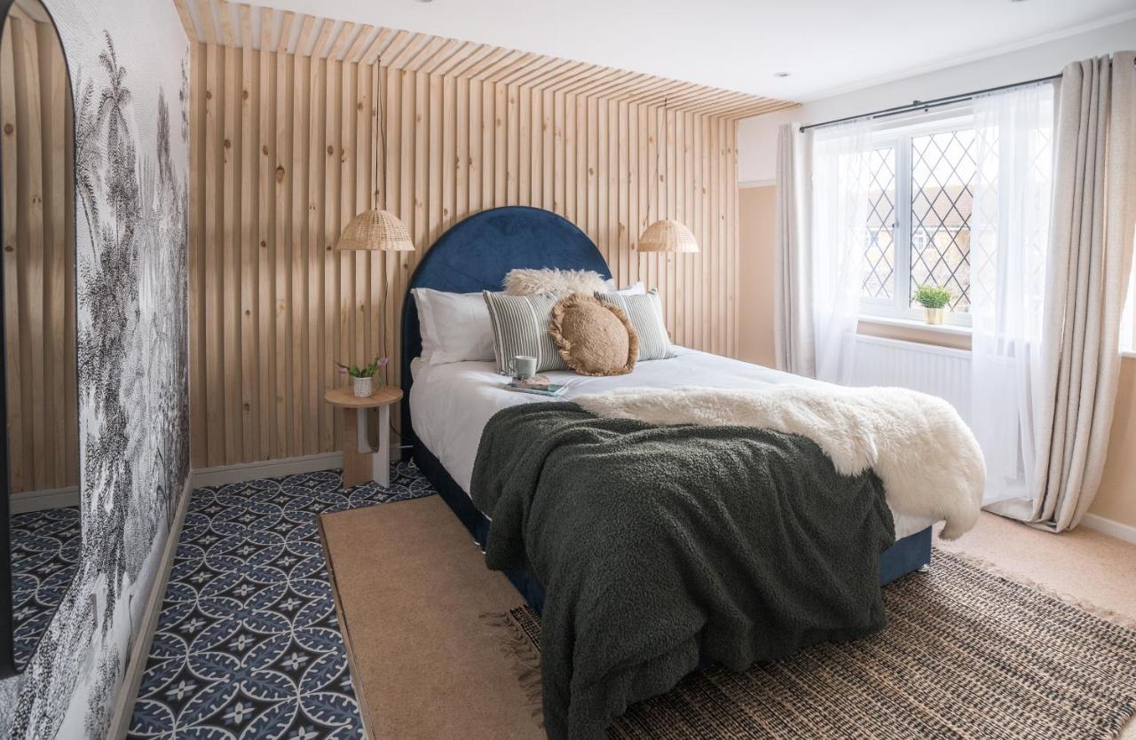4-bed Cotswold Getaway With Hot Tub & Gaming *