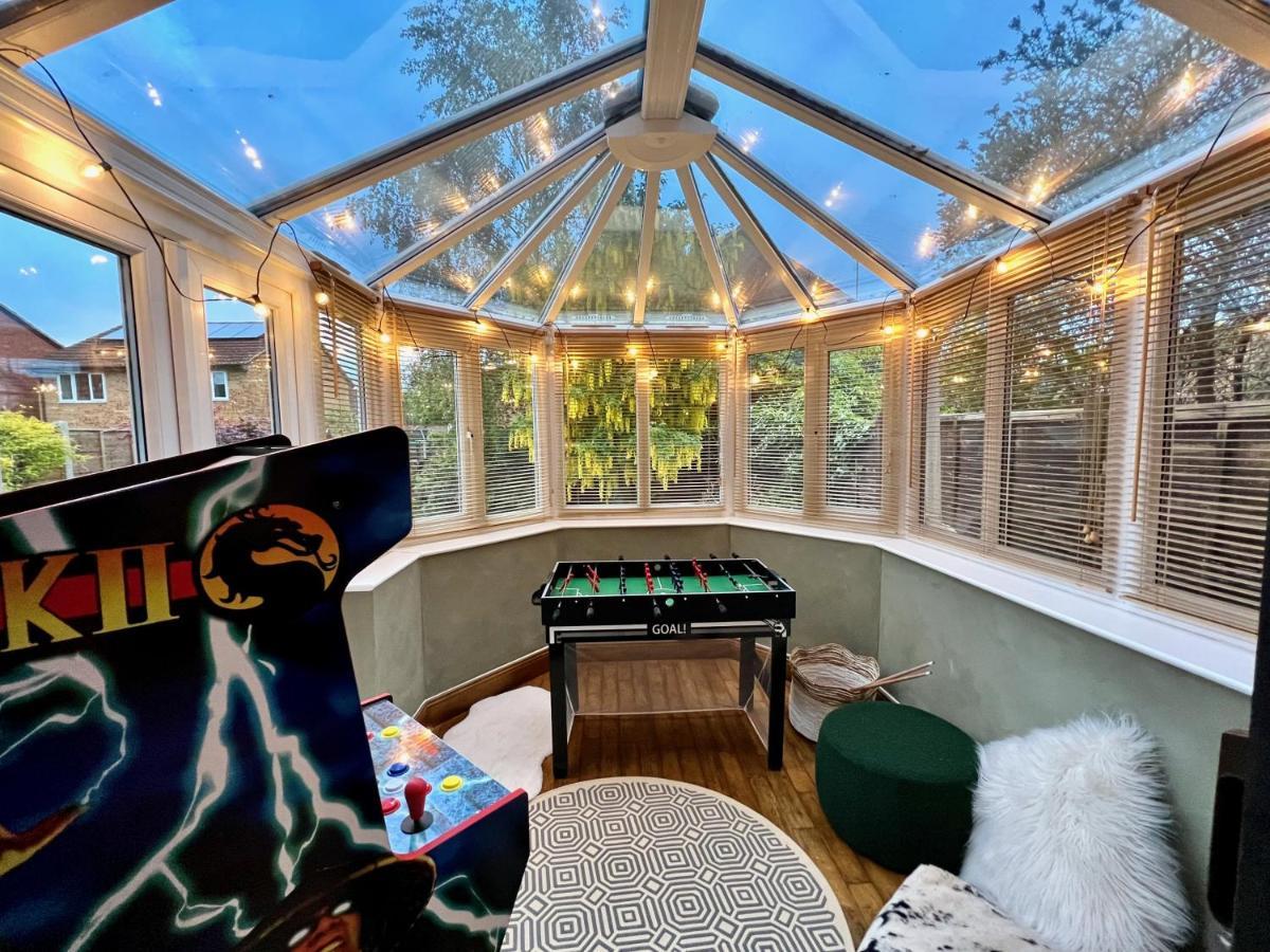 4-bed Cotswold Getaway With Hot Tub & Gaming Hébergement de vacances Churchdown