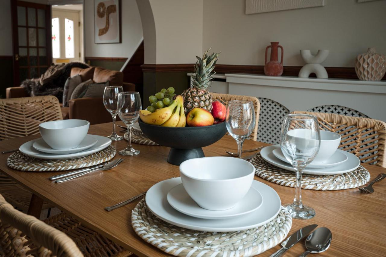 Hébergement de vacances 4-bed Cotswold Getaway With Hot Tub & Gaming Churchdown