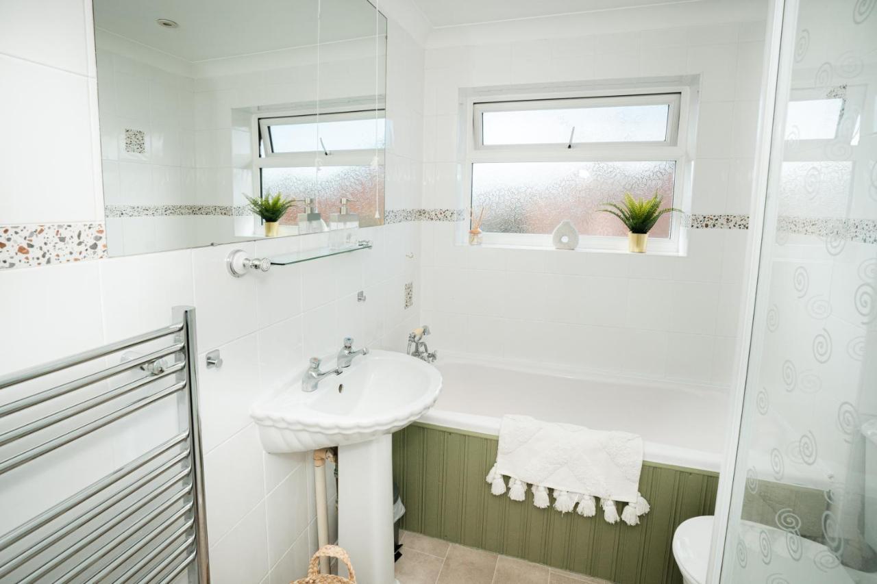 4-bed Cotswold Getaway With Hot Tub & Gaming *