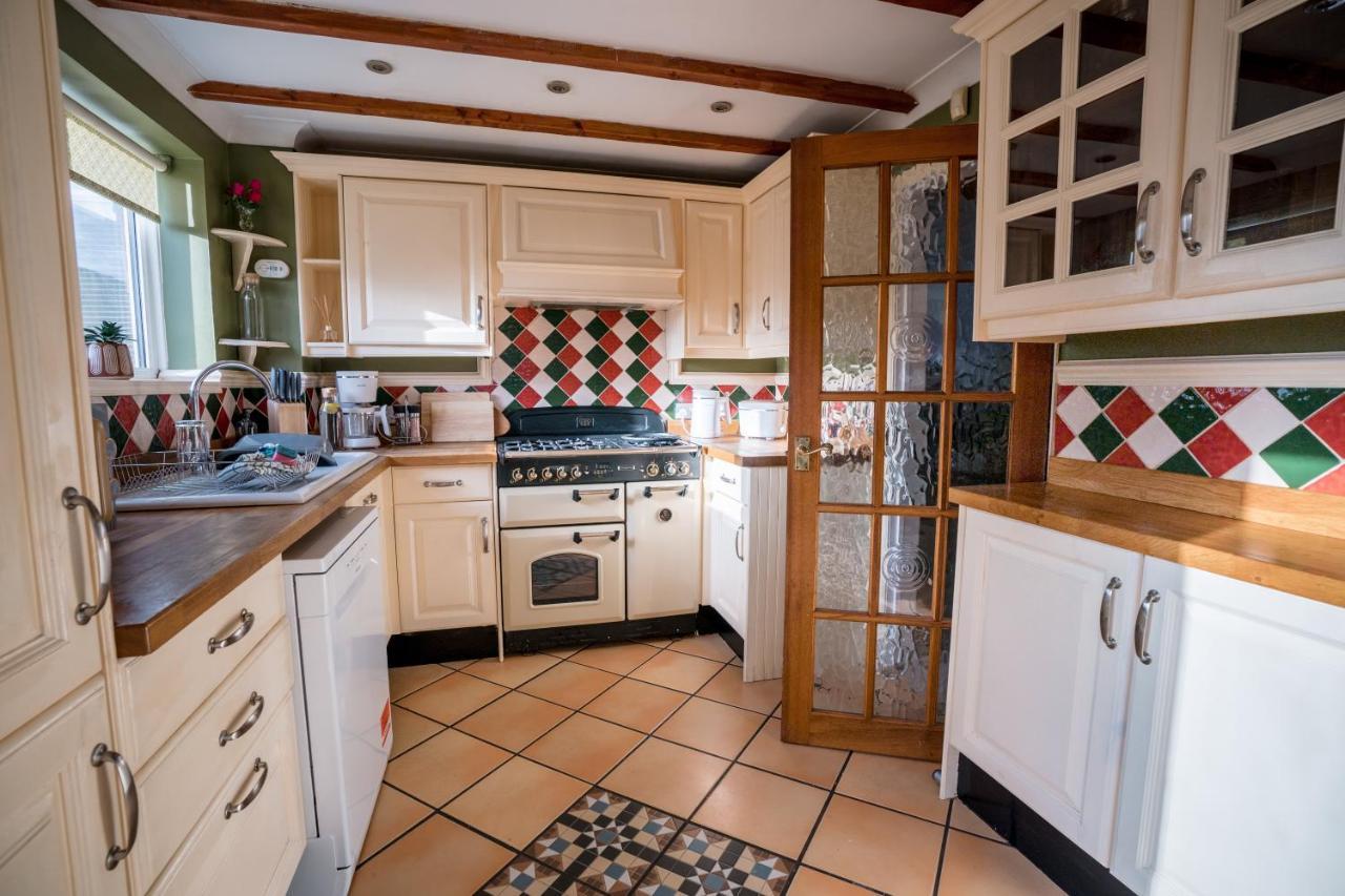 4-bed Cotswold Getaway With Hot Tub & Gaming *